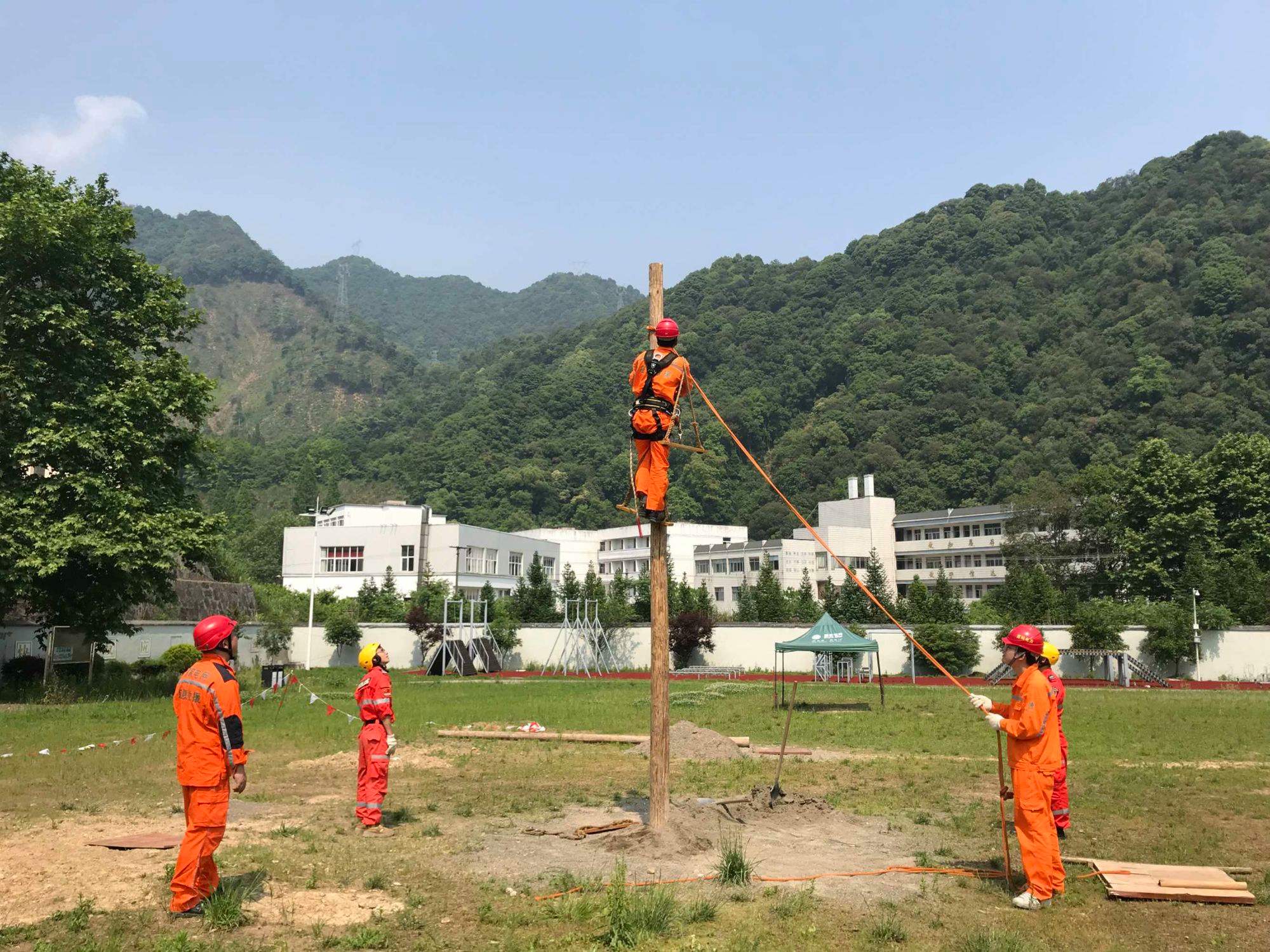 廈門(mén)思明區(qū)梧村汽車站高處作業(yè)需要使用合適的升降設(shè)備或工具