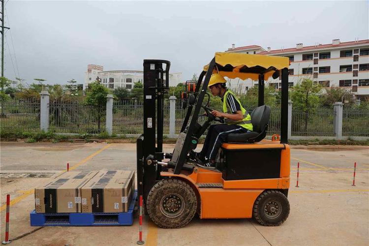 廈門湖里區(qū)殿前叉車培訓叉車操作人員的安全意識和操作技能