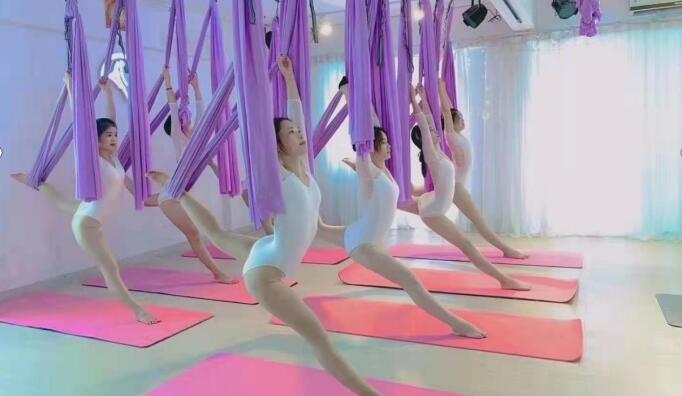 广州瑜曼伊人广州空中瑜伽培训班图片图片