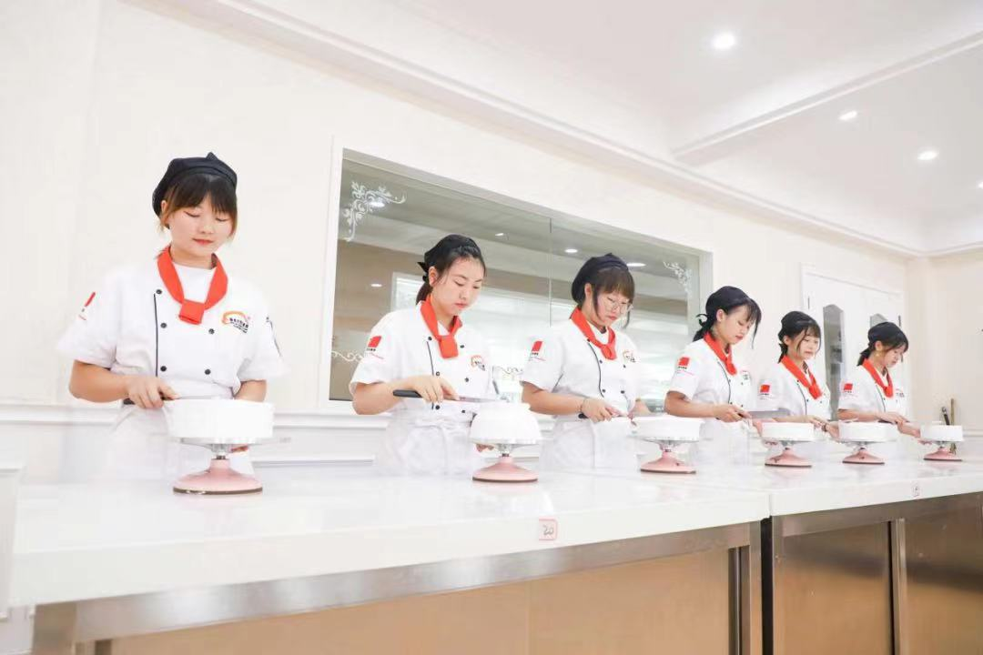艺晋密思烘焙和广州新东方烹饪学校哪个好？