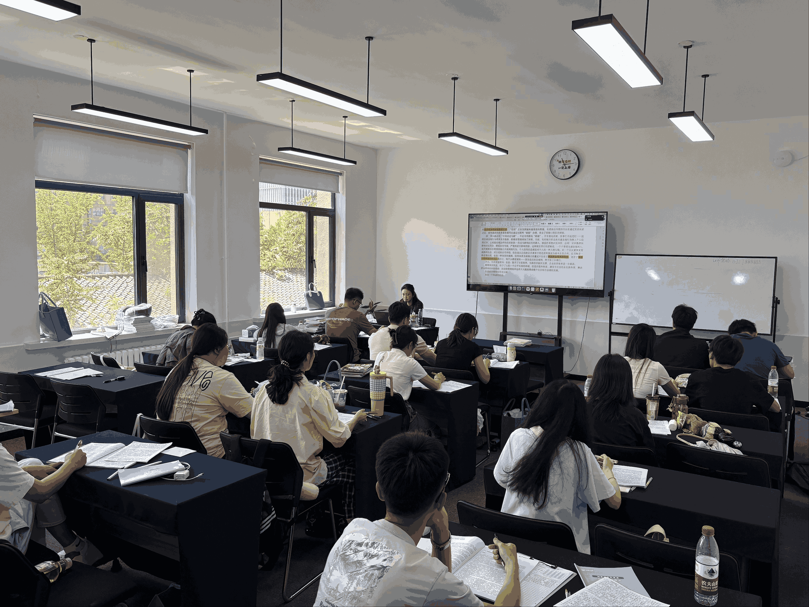 大連白鯨公考環(huán)境圖片