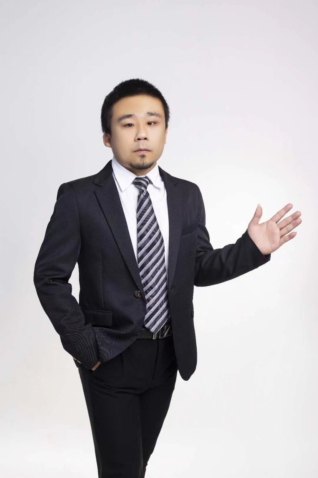 康伟