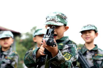 中合育才教育北京市军事夏令营、军事训练、真人cs、行为习惯养成图片